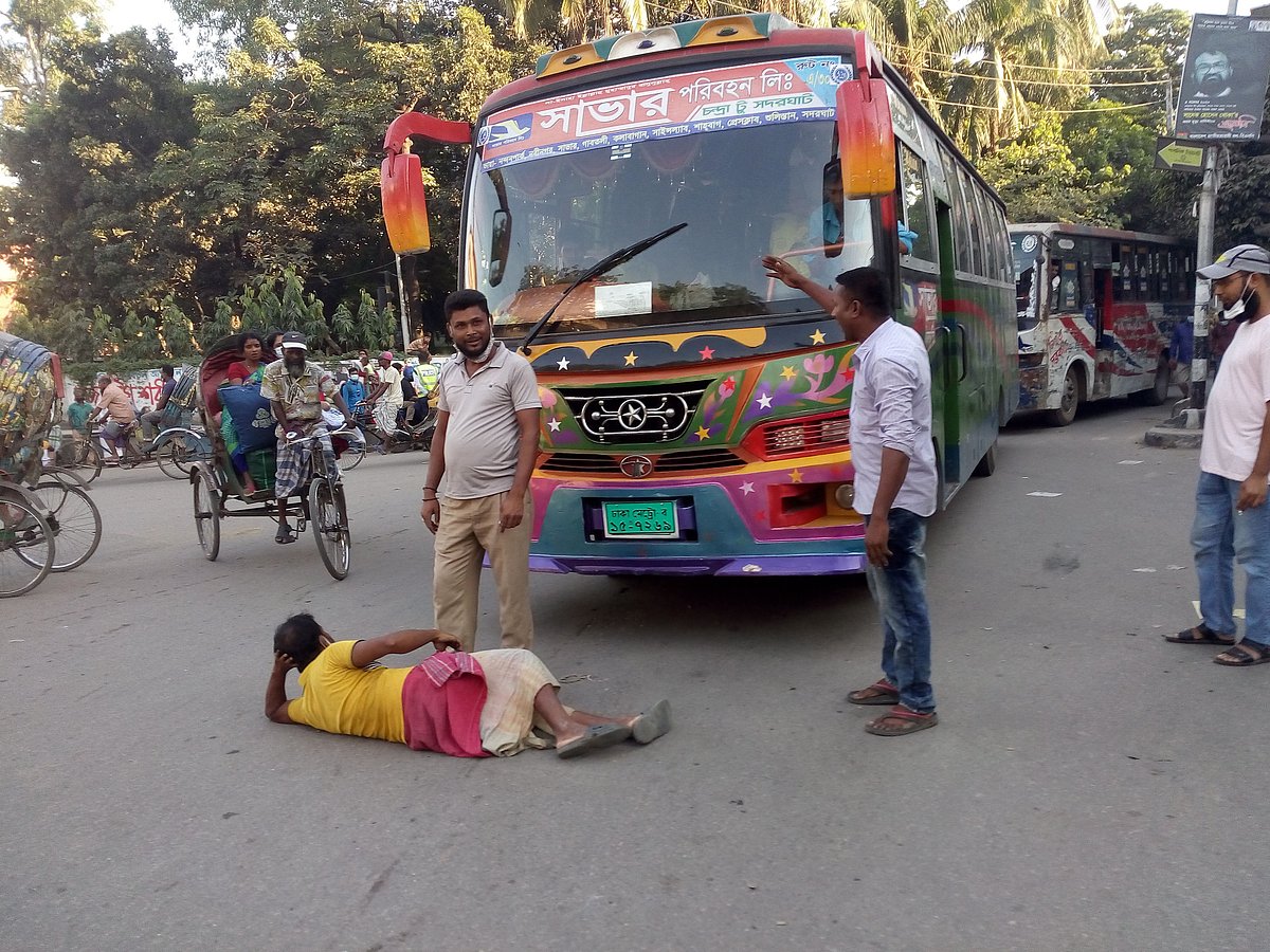 কে আগে যাবে, তা নিয়ে দুটি বাস রেষারেষি করছিল। এর একটি বাসের ধাক্কায় রিকশাটির পেছনের চাকা বেঁকে অচল হয়ে যায়। রিকশাচালক তাঁর অচল রিকশাটি নিয়ে বাসের গতিরোধ করে ক্ষতিপূরণ দাবি করেন। কিন্তু বাসচালকের সহকারী ও লাইনম্যান তাঁকে রিকশাসহ সরিয়ে দেন। অবশেষে ক্ষতিপূরণের দাবিতে রিকশাচালক বাসটির সামনে শুয়ে পড়েন। পরে ট্রাফিক পুলিশের সহায়তায় বাসের চালকের কাছ থেকে ১০০ টাকা ক্ষতিপূরণ নিয়ে রিকশাচালককে বুঝিয়ে দেওয়া হয়। ১১ নভেম্বর পুরান ঢাকার বাহাদুর শাহ পার্কের সামনে