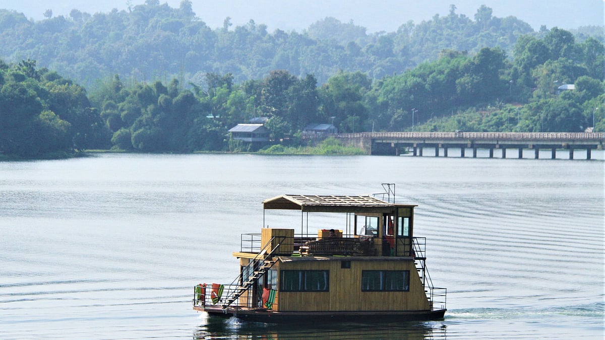 কাপ্তাই লেকে ভ্রমণের জন্য পর্যটকদের আকর্ষণ হাউসবোট। রাঙামাটিতে মাত্র একটি হাউসবোট হওয়ায় সব সময় বুকিং থাকে। দুদিন চার থেকে ছয়জন লোকের থাকা-খাওয়ার ভাড়া বাবদ গুনতে হয় ৩০ হাজার টাকা। আসামবস্তি, রাঙামাটি, ১৯ নভেম্বর