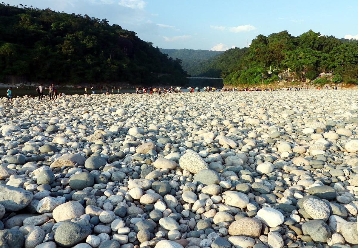 সিলেটের জাফলংয়ে পাথরের স্তূপ