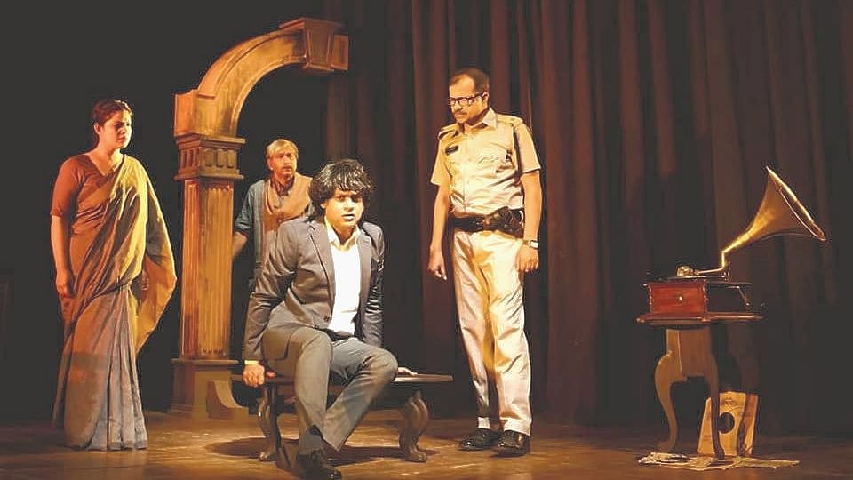 কী গল্প, কী সংলাপ বা অভিনয়—চার প্রধান কুশীলবই যেন জীবন্ত চরিত্র হয়ে এলেন মঞ্চে।