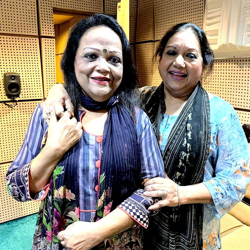 ‘এই তুমি সেই তুমি’ ছবির গান রেকর্ডিংয়ের ফাঁকে স্টুডিওতে সাবিনা ইয়াসমিন ও সারাহ বেগম কবরী