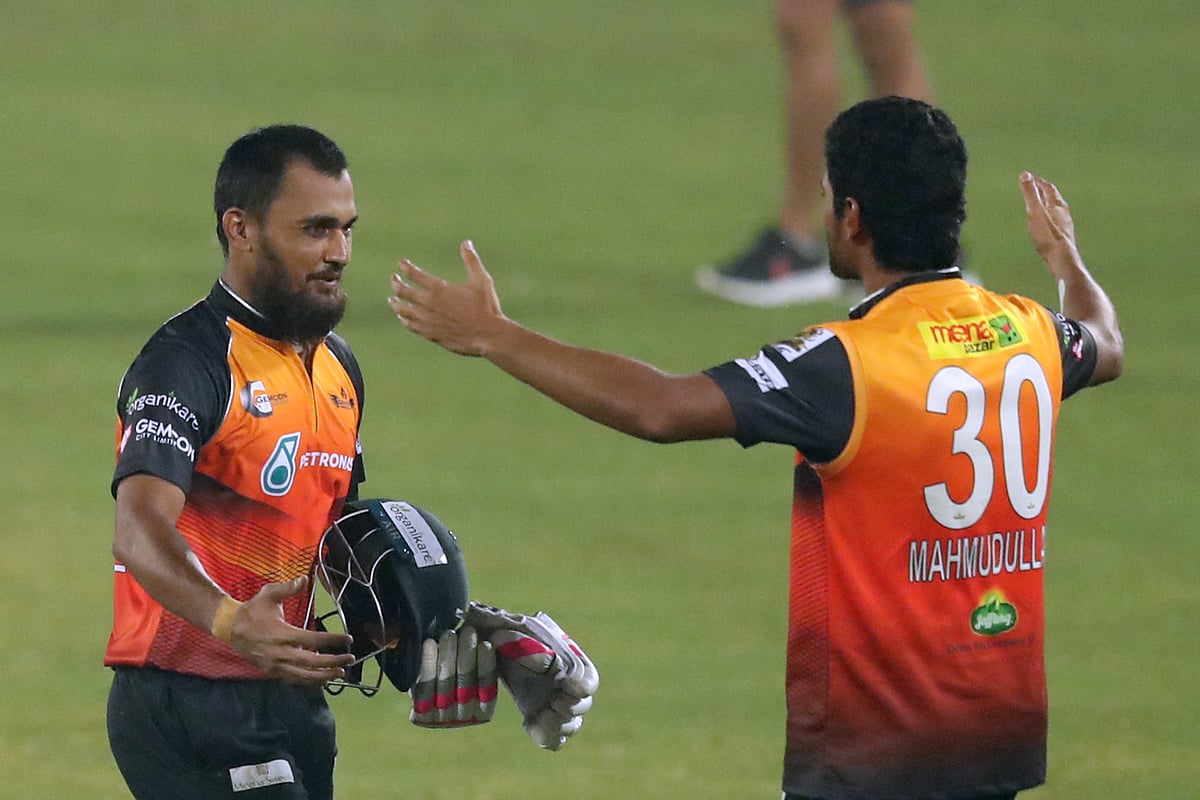 জয়ের নায়ক আরিফুল হককে আলিঙ্গনে বাঁধছেন জেমকন খুলনার অধিনায়ক মাহমুদউল্লাহ।