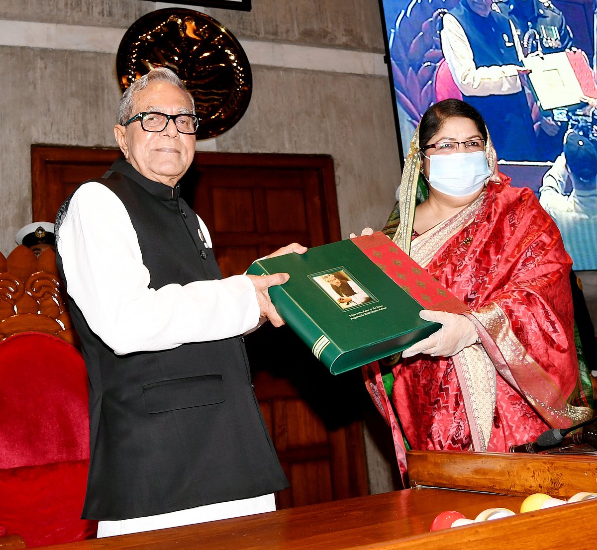 রাষ্ট্রপতির ভাষণ শেষে তাঁকে বঙ্গবন্ধু শেখ মুজিবুর রহমানের আত্মজীবনীমূলক স্মারক গ্রন্থসমূহ উপহার দেন স্পিকার শিরীন শারমিন চৌধুরী। ৯ নভেম্বর