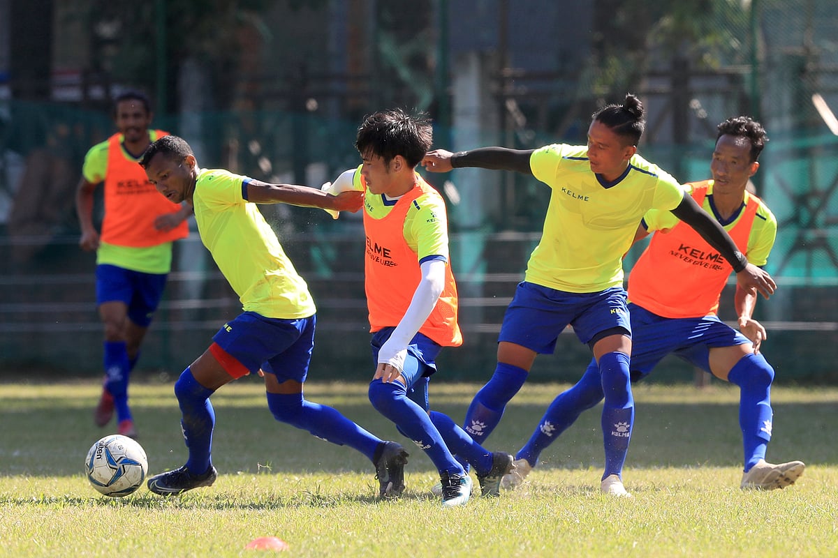 ঢাকায় অনুশীলনে নেপালি ফুটবল দল।