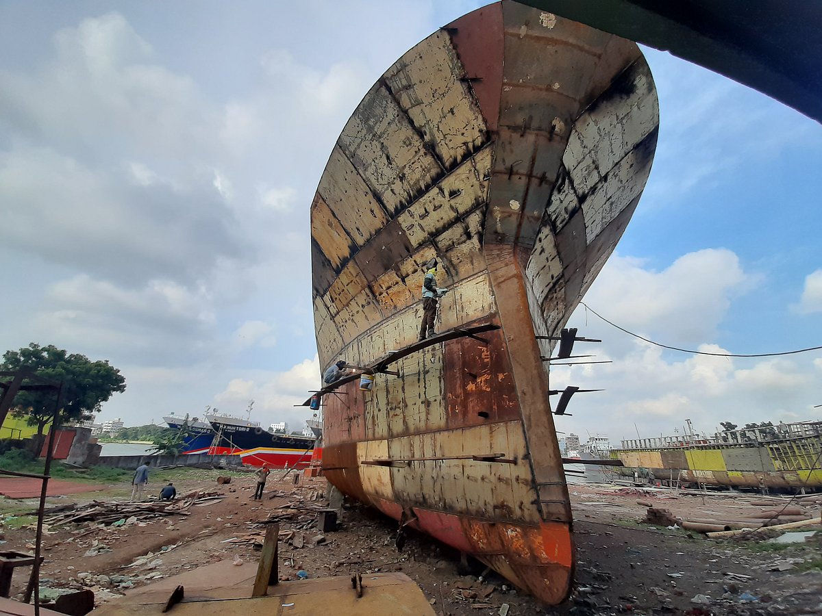 দক্ষিণ কেরানীগঞ্জের দোলেশ্বর এলাকার একটি ডকইয়ার্ডে কাজ করছেন শ্রমিকেরা