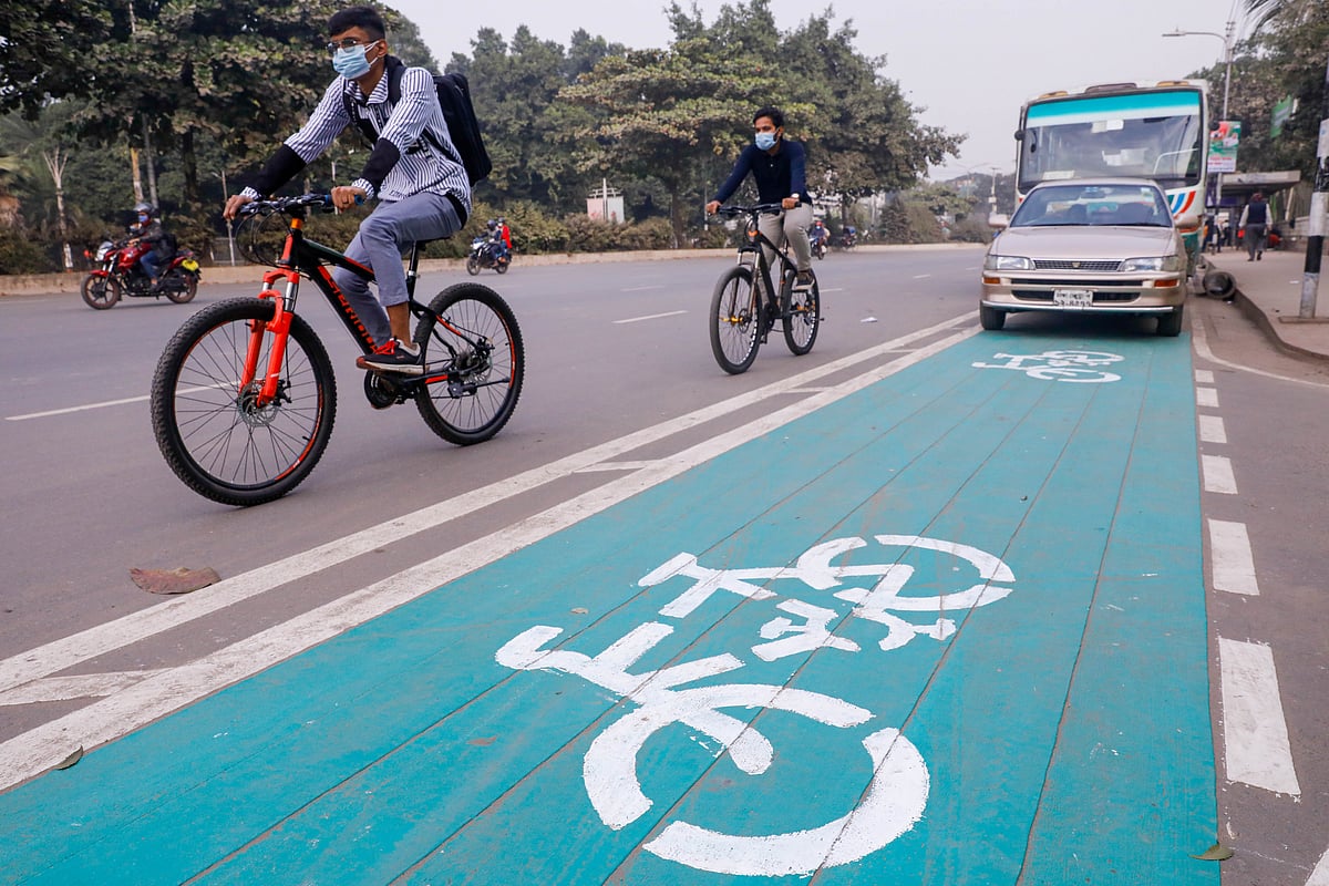 সাইকেল লেনে পার্ক করে রাখা হয়েছে ব্যক্তিগত গাড়ি ও বাস