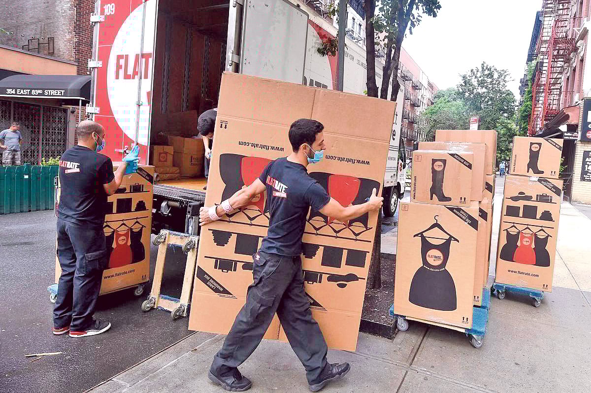 নিউইয়র্ক ছাড়ার প্রস্তুতি নিচ্ছে একটি পরিবার