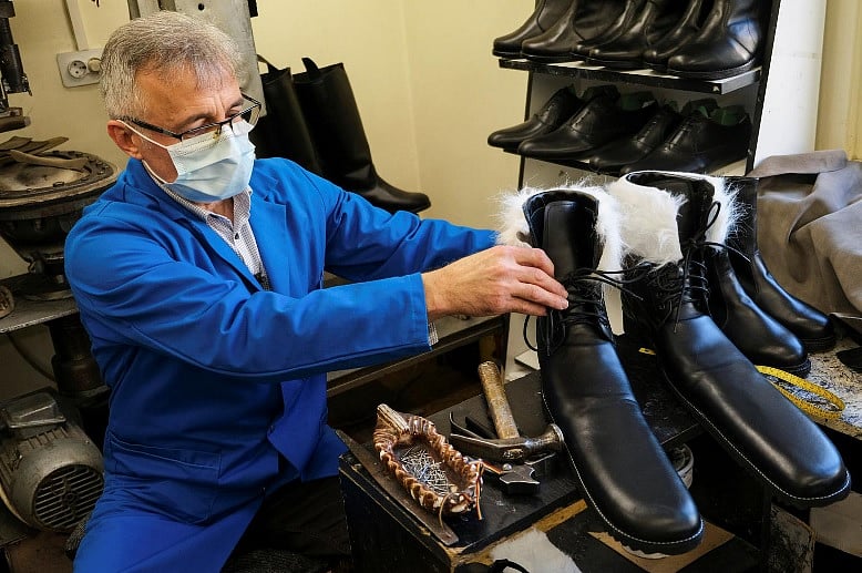 করোনা ঠেকাতে বিশেষ ধরনের এই জুতা বানিয়েছেন রোমানিয়ার ত্রিগোরে লুপ।