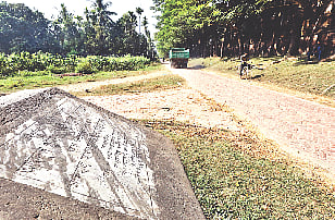 চট্টগ্রামের আনোয়ারায় এ সড়কটিতে লেগে আছে শহীদ বীর মুক্তিযোদ্ধা রুস্তম আলীর রক্ত। অথচ এই সড়কটির নামকরণ করা হয় রাজাকার আবদুল গণি চৌধুরীর নামে