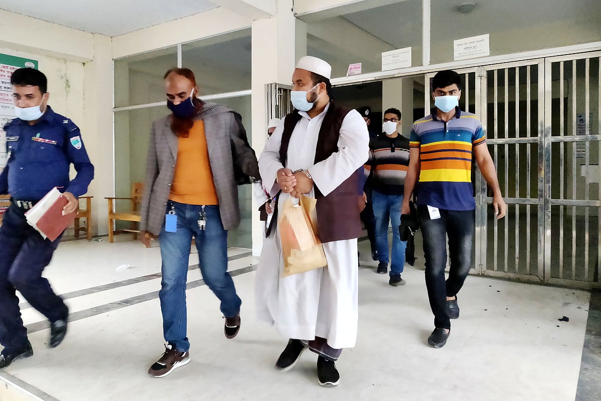 কুষ্টিয়ায় বঙ্গন্ধুর ভাস্কর্য ভাঙচুর মামলার আসামি দুই মাদ্রাসাশিক্ষক আজ শনিবার আদালতে ১৬৪ ধারায় জবানবন্দি দেন। বিকেল পাঁচটায় জবানবন্দী শেষে তাঁদের কারাগারে পাঠানো হয়। আদালত থেকে বের হওয়ার সময় তোলা