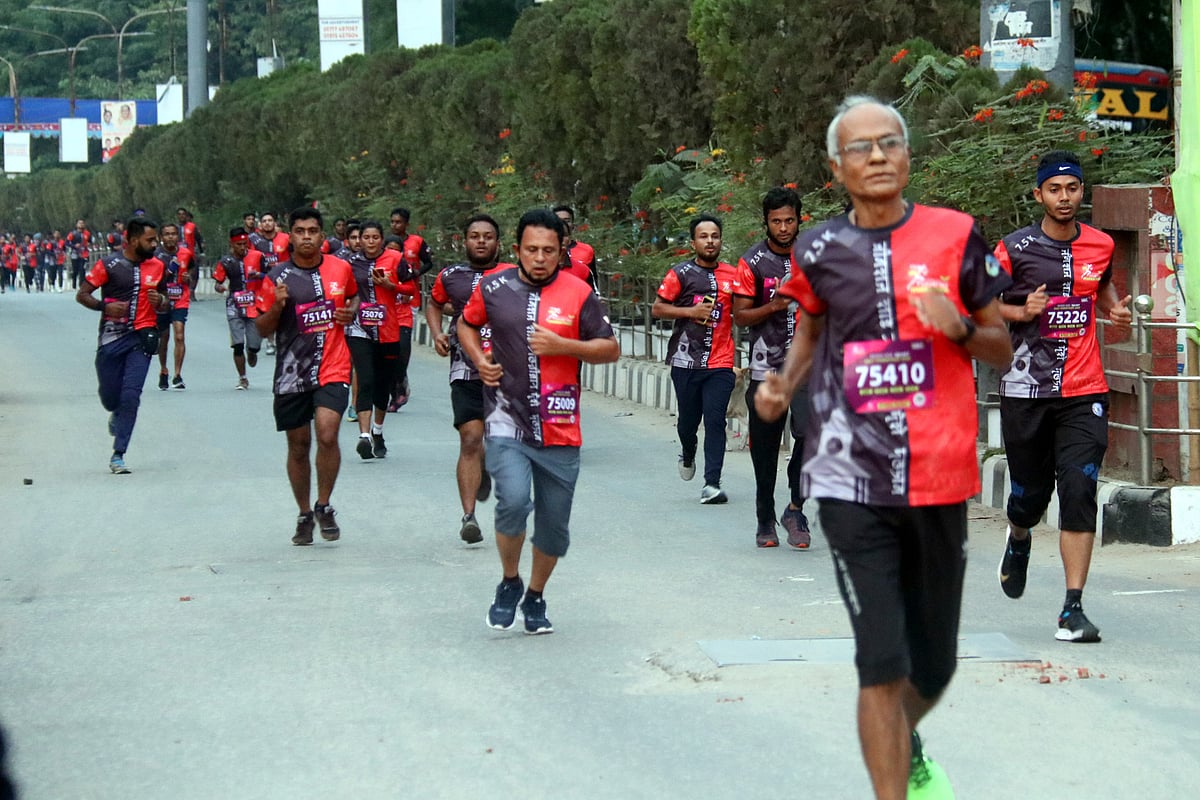 সিলেটে হাফ ম্যারাথন ও মিনি ম্যারাথন অনুষ্ঠিত হয়। এতে প্রায় এক হাজার দৌড়বিদ অংশ নেন। চৌহাট্টা এলাকা, সিলেট, ৪ ডিসেম্বর সকাল সাড়ে ছয়টা