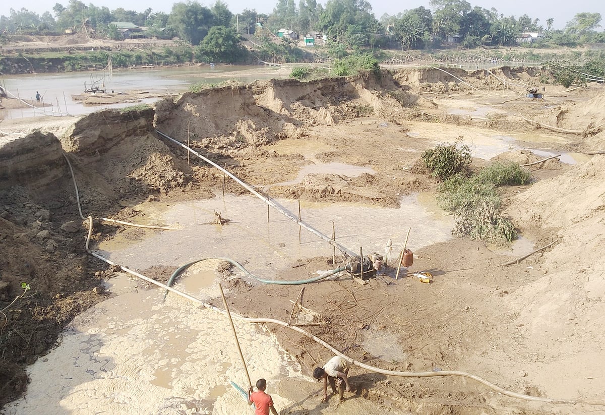 ভোগাই নদ রক্ষা বাঁধের নিচ থেকে বালু তোলায় বাঁধ ভেঙে যাচ্ছে। গত রোববার শেরপুরের নালিতাবাড়ীর মণ্ডলিয়াপাড়ায়।