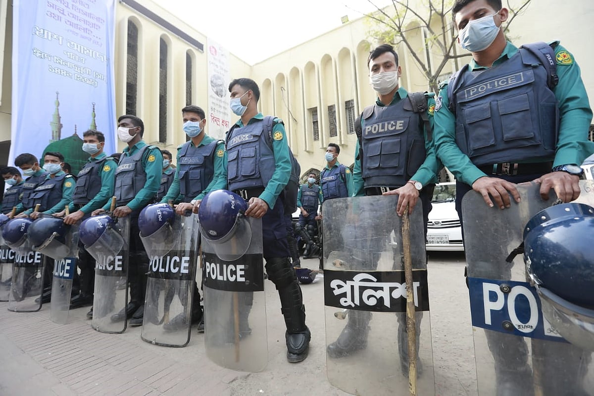 বায়তুল মোকাররমের চারপাশে কঠোর নিরাপত্তাবলয় গড়ে তুলেছে পুলিশ