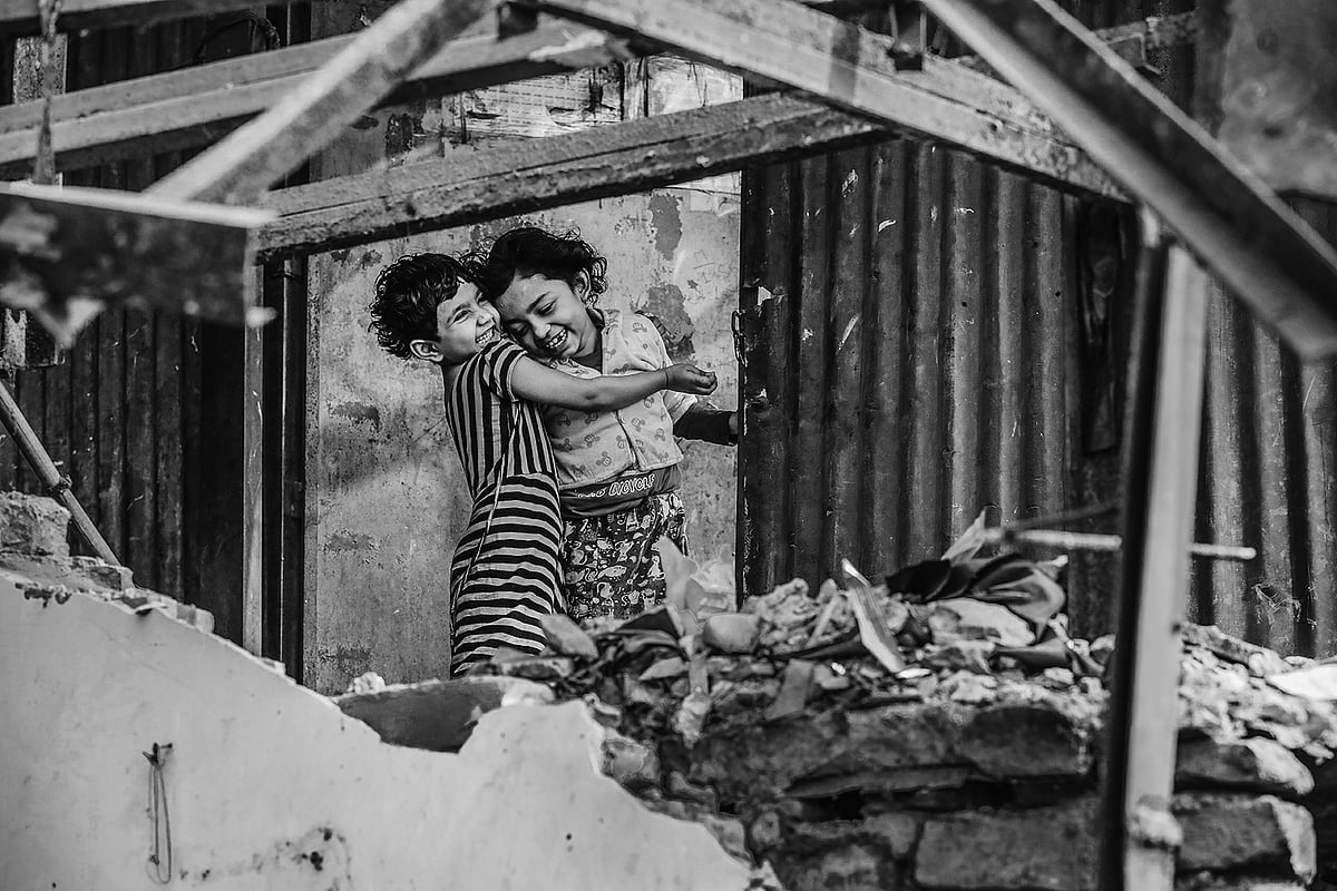 ভাঙা ঘরের মধ্যে খেলায় মেতেছে দুই শিশু