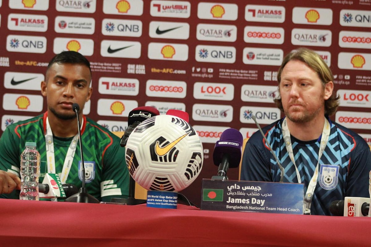 কাতারের বিপক্ষে ম্যাচের আগে সংবাদ সম্মেলনে বাংলাদেশ অধিনায়ক জামাল ভূঁইয়া ও কোচ জেমি ডে