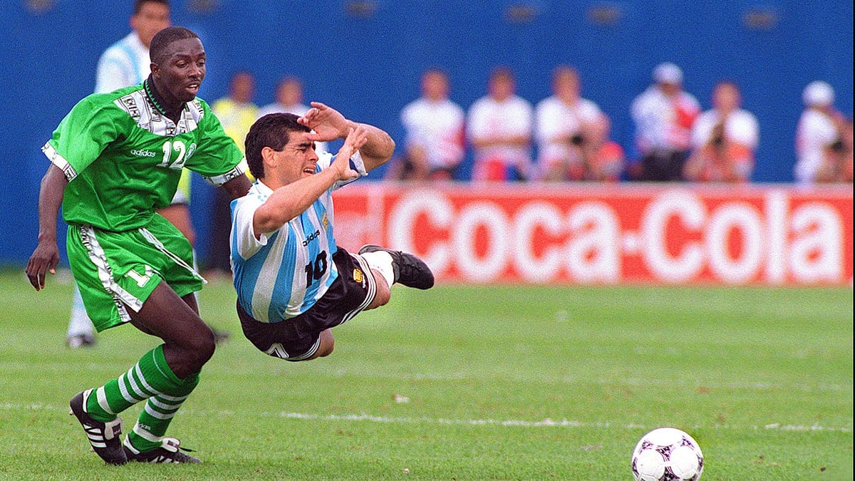 ১৯৯৪ বিশ্বকাপে নাইজেরিয়ার বিপক্ষে ম্যাচে প্রতিপক্ষ খেলোয়াড়ের ট্যাকলে মাটিতে পড়ে যাচ্ছেন ডিয়েগো ম্যারাডোনা। এ ম্যাচের পরই ডোপ টেস্টে ধরা পড়েন ফুটবলের মহানায়ক