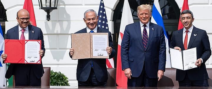 হোয়াইট হাউসে আব্রাহাম আকর্ডস চুক্তি সইয়ের পর (বাম থেকে ডানে) বাহরাইনের পররাষ্ট্র মন্ত্রী আবদুললতিফ আল–জায়ানি, ইসরায়েলের প্রধানমন্ত্রী বেনিয়ামিন নেতানিয়াহু, যুক্তরাষ্ট্রের প্রেসিডেন্ট ডোনাল্ড ট্রাম্প ও সংযুক্ত আরব আমিরাতের পররাষ্ট্ মন্ত্রী আবদুল্লাহ বিন জায়েদ আর–নাহিয়ান