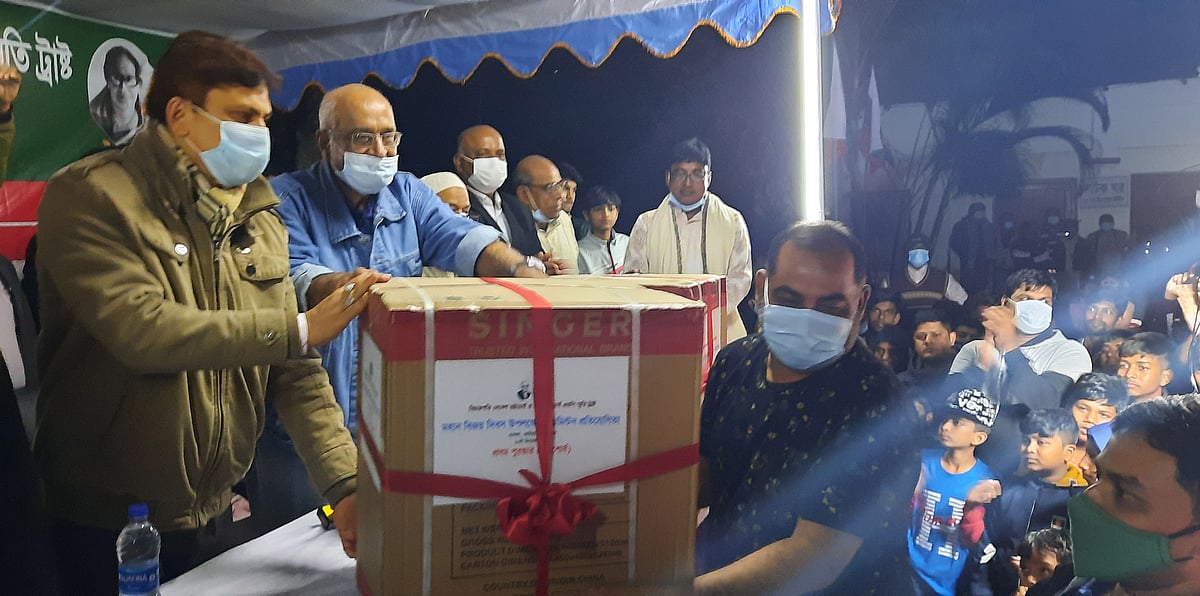 বিচারপতি দেবেশ ভট্টাচার্য ও চিত্রা ভট্টাচার্য স্মৃতি ট্রাস্ট আয়োজিত ব্যাডমিন্টন প্রতিযোগিতার চূড়ান্ত পর্বের খেলায় বিজয়ী দলের হাতে পুরস্কার তুলে দিচ্ছেন প্রধান অতিথি স্থানীয় সাংসদ হাছান ইমাম খান এবং ট্রাস্টের সভাপতি অর্থনীতিবিদ দেবপ্রিয় ভট্টাচার্য। আজ বুধবার রাতে টাঙ্গাইলের কালিহাতী উপজেলার এলেঙ্গা জমিদারবাড়ি মাঠে