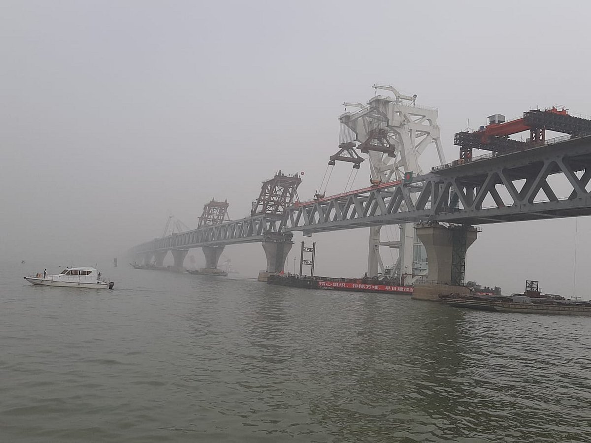 প্রায় বসেই গেছে পদ্মা সেতুর সর্বশেষ স্প্যানটি। আজ বেলা পৌনে ১১টায়
