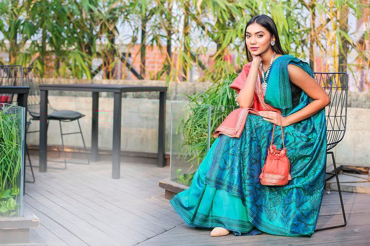 পোশাকের সাজে নকশিকাঁথার বুনন। মডেল হয়েছেন অভিনেত্রী সুনেরাহ্‌ বিনতে কামাল