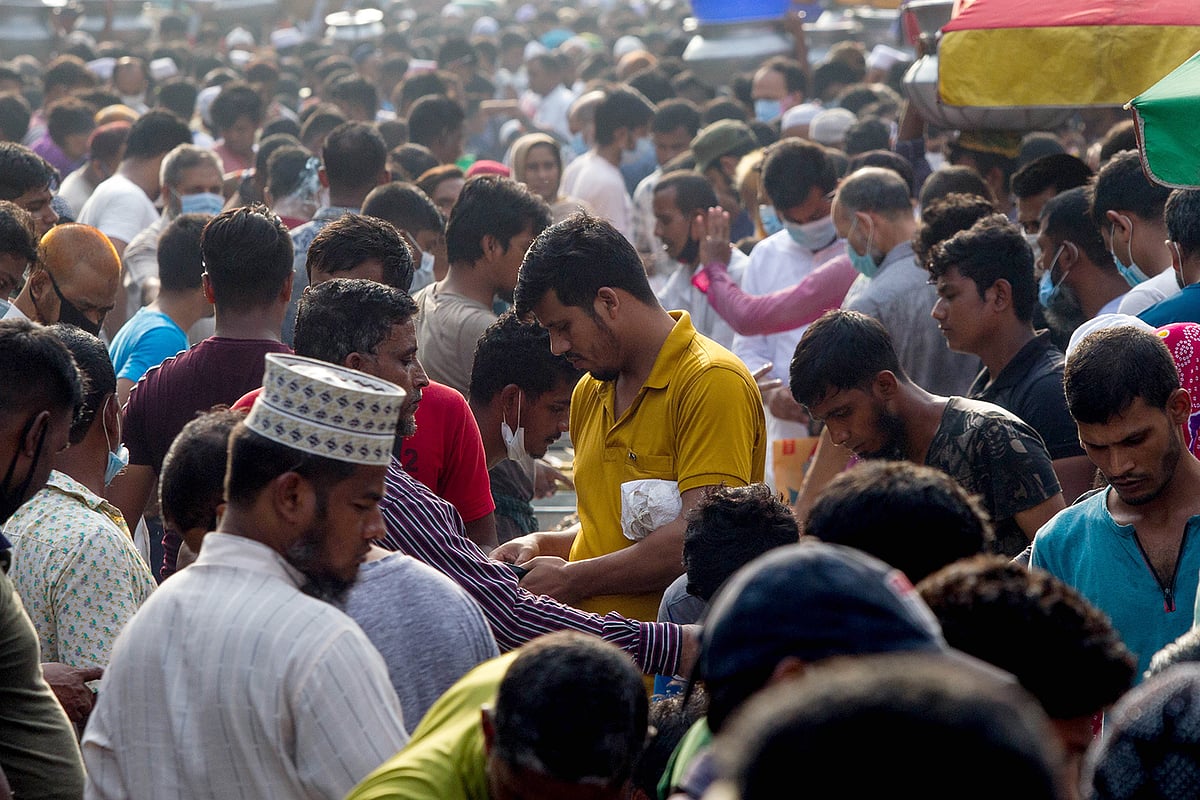 সকালে যাত্রাবাড়ীতে মাছের বাজারে গাদাগাদি করে কেনাকাটায় ব্যস্ত সাধারণ মানুষ