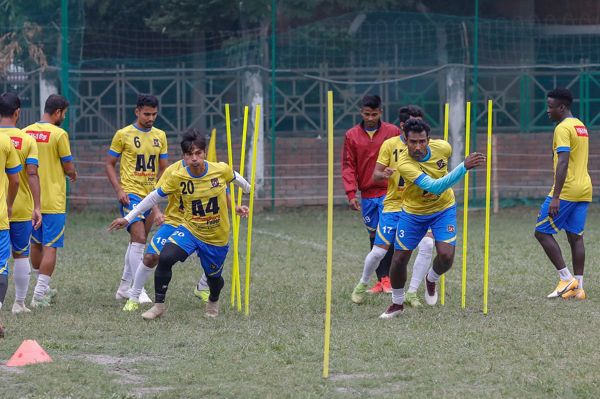 সামনেই নতুন ফুটবল মৌসুম। ফেডারেশন কাপ দিয়ে মাঠে গড়াবে ফুটবল। নিজেদের মাঠে শেষ সময়ে প্রস্তুতিতে শেখ জামাল ধানমন্ডি ক্লাব