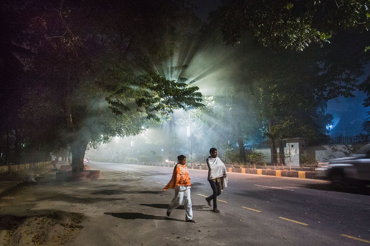 মৌসুমের শুরুতেই ঘন কুয়াশা আর শীত জেঁকে বসেছে রাজধানী ঢাকাসহ সারা দেশে। স্বাস্থ্য অধিদপ্তরের মতে, করোনা মহামারির এ সময়ে দেশবাসীকে সাবধানে চলতে বলা হচ্ছে। রাজধানীর মিন্টো রোড এলাকা থেকে ৮ ডিসেম্বর মধ্যরাতে তোলা