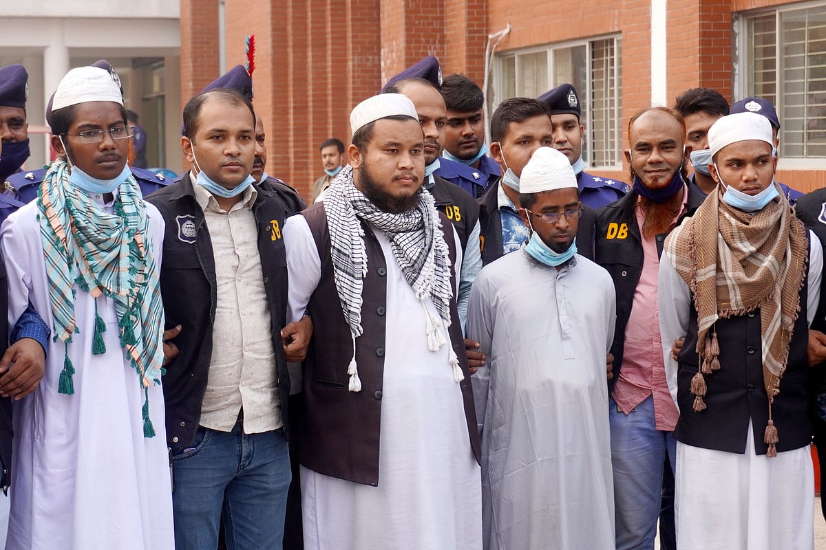 কুষ্টিয়ায় বঙ্গবন্ধুর নির্মাণাধীন ভাস্কর্য ভাঙচুরের ঘটনায় জড়িত থাকার অভিযোগে পুলিশ চারজনকে গ্রেপ্তার করেছে