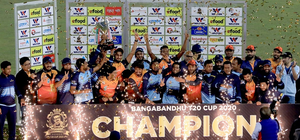 বঙ্গবন্ধু টি-টোয়েন্টি কাপে দলীয় শিরোপা-উৎসবে এক কোনায় মাহমুদউল্লাহ