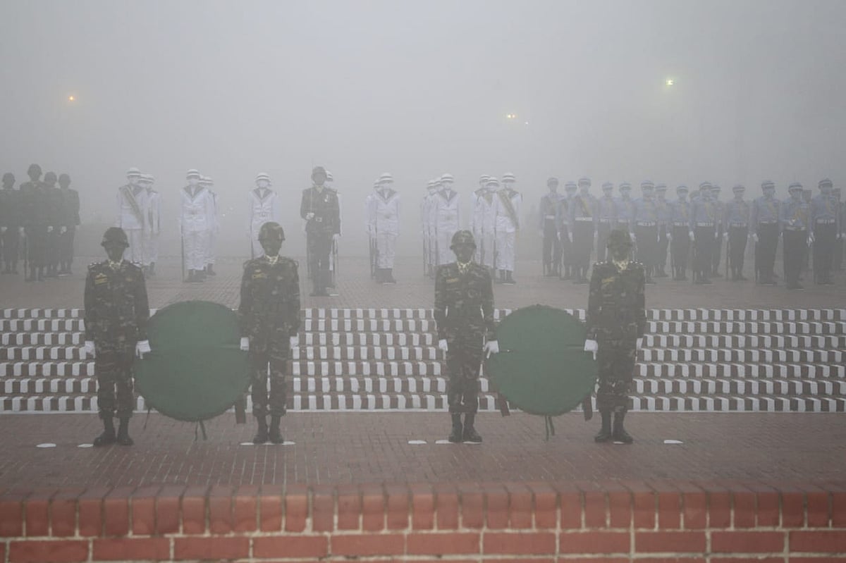 মহান বিজয় দিবসে জাতীয় স্মৃতিসৌধে রাষ্ট্রপতি মো. আবদুল হামিদ ও প্রধানমন্ত্রী শেখ হাসিনার পক্ষ থেকে শ্রদ্ধা। সাভার, ১৬ ডিসেম্বর