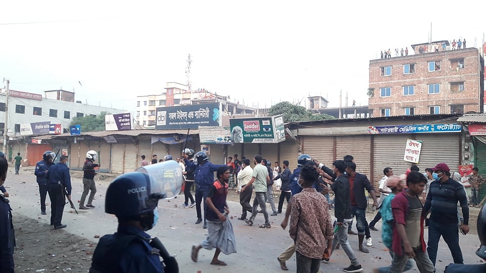চাঁদপুরের হাজীগঞ্জে আওয়ামী লীগের দুপক্ষের সংঘর্ষ ও পাল্টাপাল্টি ধাওয়া। আজ মঙ্গলবার দুপুরে