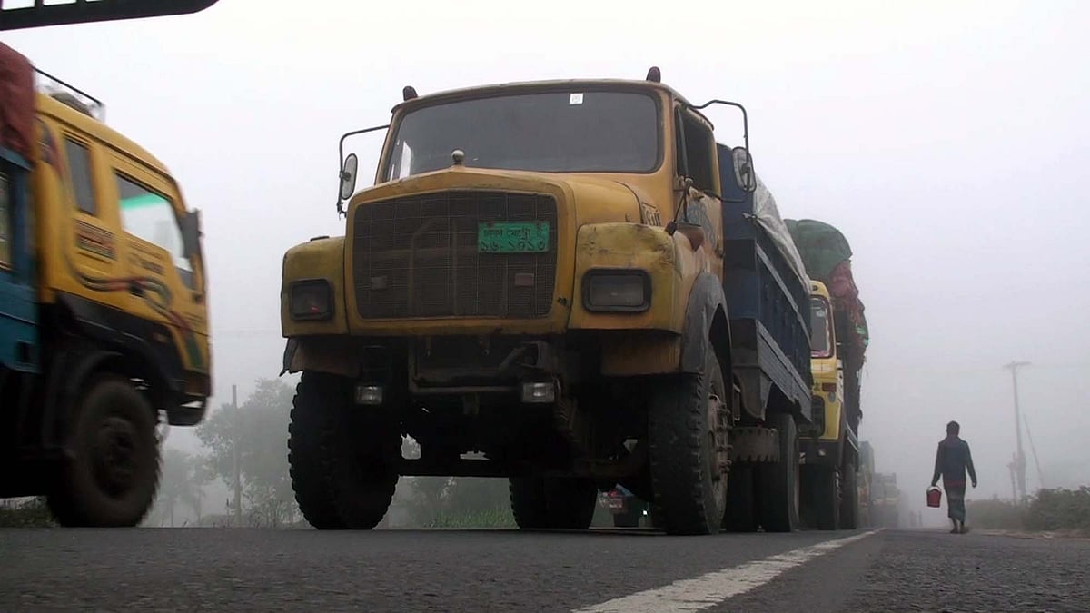 ঘন কুয়াশার কারনে রাতে বঙ্গবন্ধু সেতুতে আড়াই ঘন্টা যানবাহন চলাচল বন্ধ থাকায় সেতুর পূর্বপ্রান্তে যানজট। বৃহস্পতিবার সকালে টাঙ্গাইলের কালিহাতী উপজেলার সল্লায়।