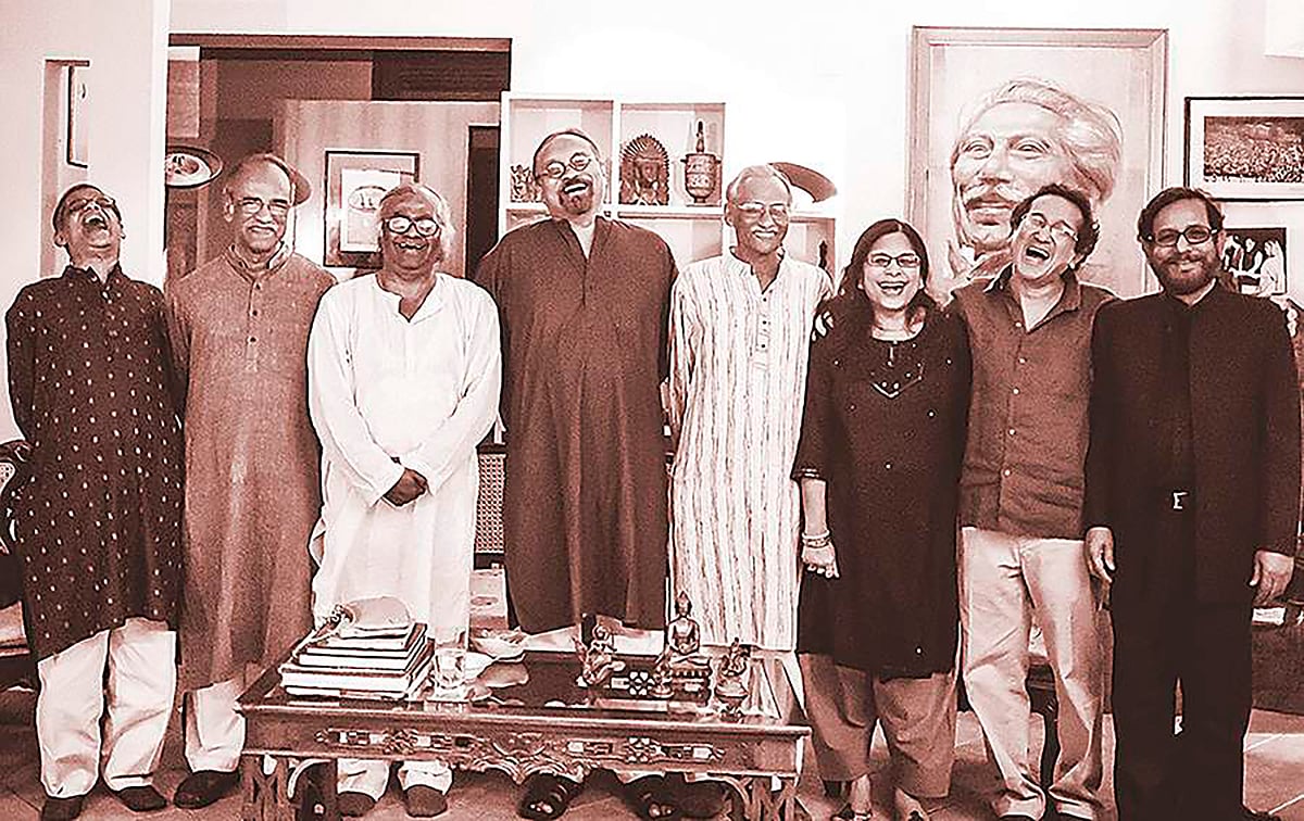 হাস্যোজ্জ্বল এক মুহূর্তে মুক্তিযুদ্ধা জাদুঘরের ট্রাস্টি বোর্ডের সদস্যরা (বাঁদিক থেকে) জিয়াউদ্দিন তারিক আলী, মফিদুল হক, রবিউল হুসাইন, আলী যাকের, ডা. সারওয়ার আলী, সারা যাকের, আক্কু চৌধুরী ও আসাদুজ্জামান নূর।