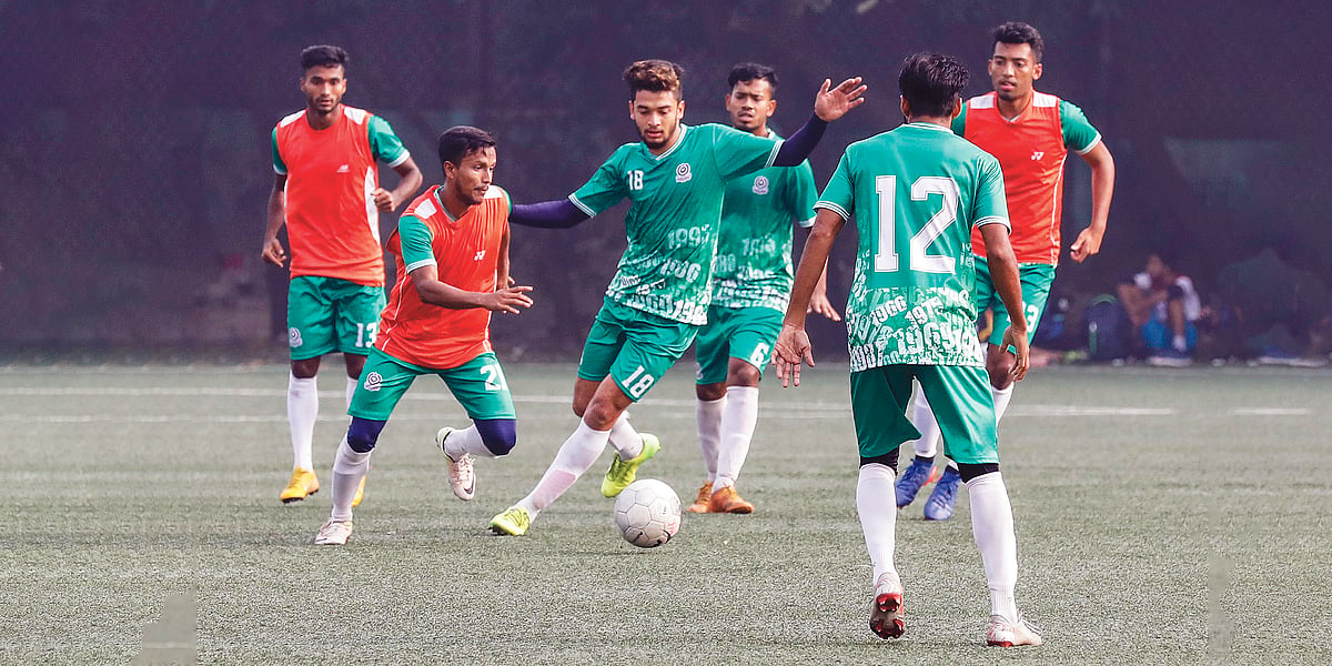 কমলা জার্সির জাফর ইকবালকে (সবার বাঁয়ে) ছাড়া বাকিরা অপরিচিত মুখই। ছবিটি যেন তারুণ্যনির্ভর মোহামেডানেরই প্রতীকী চিত্র