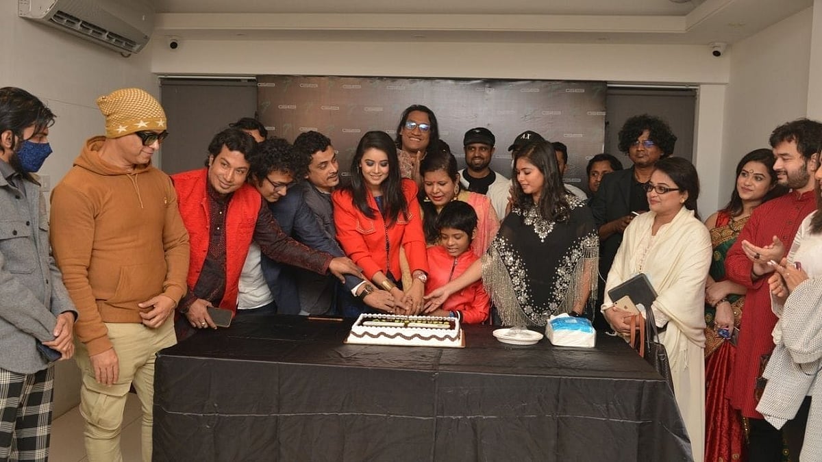 গানবাংলার ‘জন্মোৎসবে’ অসংখ্য তারকার উপস্থিতিতে পৃথক পৃথক আয়োজনে কেক কাটা হয়