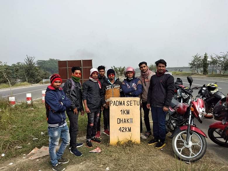 পদ্মা সেতু এখন পুরো দৃশ্যমান। স্বপ্নের এই সেতুকে এক নজর দেখার জন্য দলে দলে মানুষ ছুটে আসছে শরীয়তপুরের জাজিরার নাওডোবায়। শুক্রবার সকালে নাওডোবা সংযোগ সড়কে