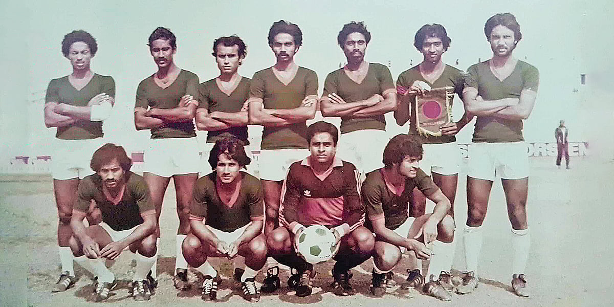 জাতীয় দলের জার্সিতে (দাঁড়িয়ে, বাঁ থেকে তৃতীয়)।