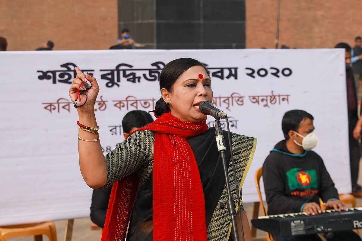 নায়লা তারান্নুম চৌধুরী সৈয়দ শামসুল হকের ‘পায়ের আওয়াজ পাওয়া যায়’ কাব্যনাট্যের একটি অংশ পড়ে শোনান