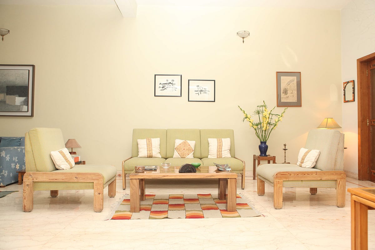 মেঝেতে শতরঞ্জি বিছিয়ে অন্দর সাজে আনা যায় ভিন্নতা।