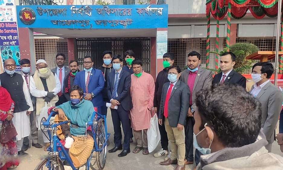 মহান বিজয় দিবসে আমিনুর রহমান (৩৪) নামের এক প্রতিবন্ধীকে ট্রাইসাইকেল দিয়েছে ‘আক্কেলপুর পরিবার’ নামে ফেসবুকভিত্তিক একটি সংগঠন। আজ বুধবার জয়পুরহাটের আক্কেলপুরে