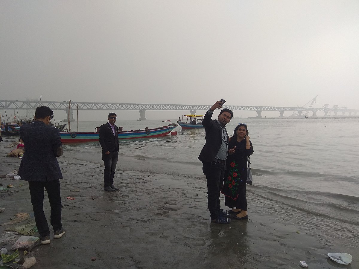 স্বপ্নের পদ্মা সেতুটি একনজর দেখতে পরিবারের সদস্যদের নিয়ে ছুটে এসেছেন দর্শনার্থীরা। এ সময় সেতু পেছনে রেখে ক্যামেরাবন্দী হয়েছেন অনেকে। মুন্সিগঞ্জের মাওয়া মৎস্য আড়তঘাট এলাকায় ১১ ডিসেম্বর বিকেলে