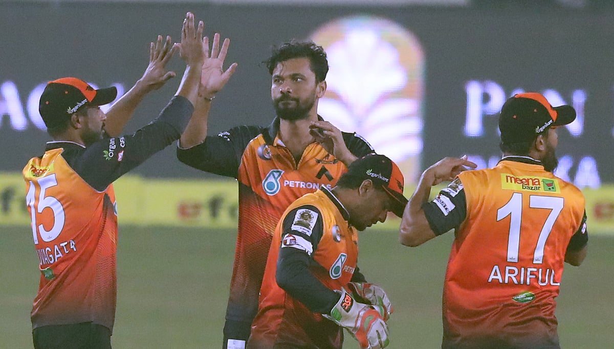 ক্যারিয়ার-সেরা বোলিং করেছেন মাশরাফি।