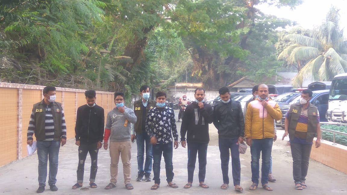 প্রতারক চক্রের গ্রেপ্তার ছয় সদস্যকে সংবাদ সম্মেলনে হাজির করে ঢাকা মহানগর পুলিশের গোয়েন্দা বিভাগ (ডিবি)। রাজধানীতে মিন্টো রোডে ডিবির কার্যালয়ে ১৪ ডিসেম্বর