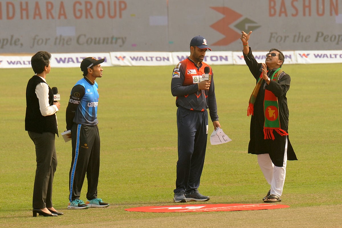শহীদ বুদ্ধিজীবী দিবসে বঙ্গবন্ধু টি–টোয়েন্টি কাপে একটু অন্য রকম পোশাকে টস করতে দেখা গেল ম্যাচ রেফারি রকিবুল হাসানকে