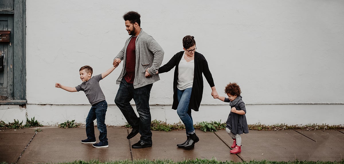 শিশুদের সঙ্গে সঠিকভাবে যোগাযোগ করার মধ্য দিয়ে বন্ধুত্বপূর্ণ সম্পর্ক তৈরি করুন