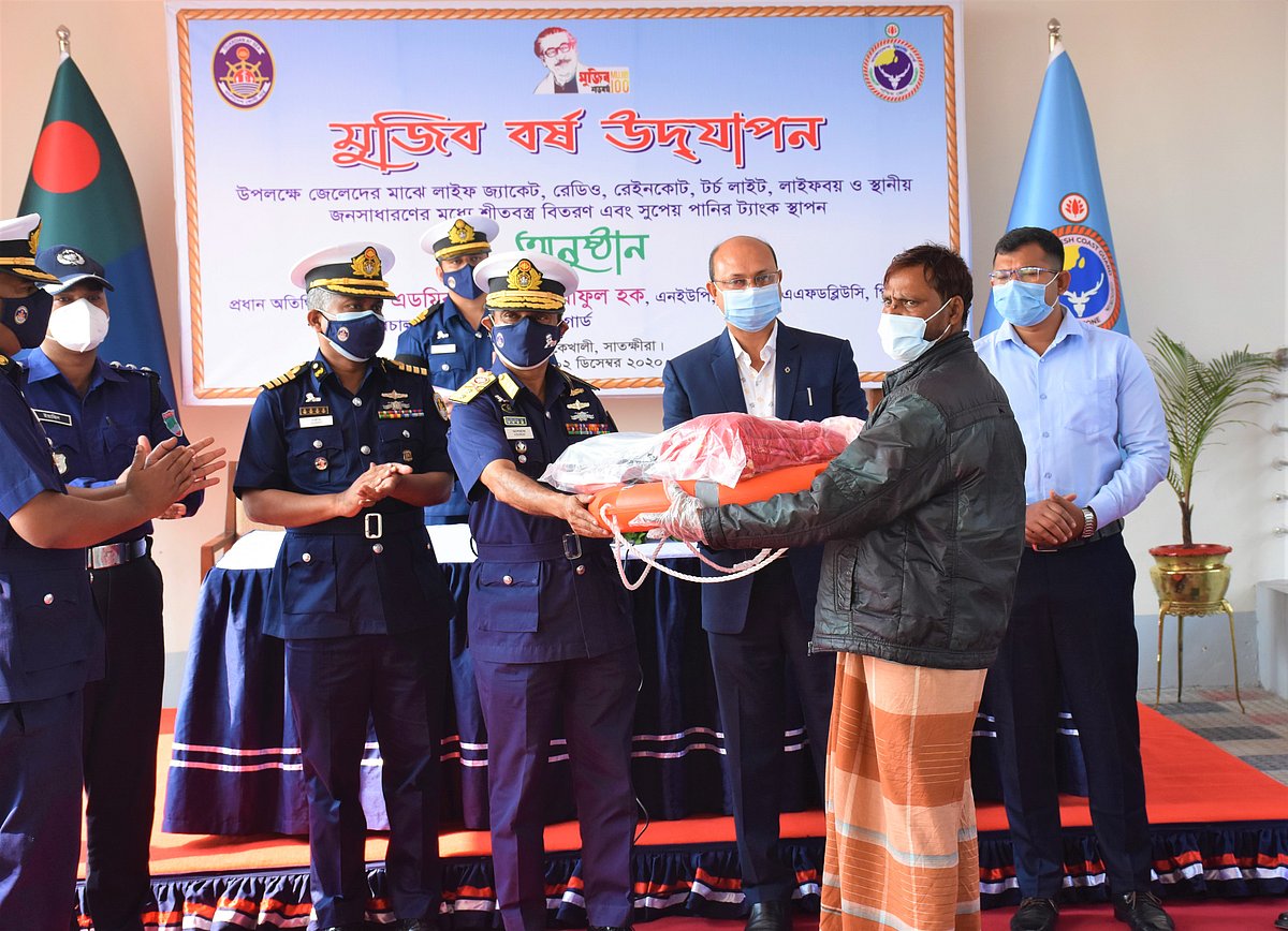 মুজিব বর্ষ উদ্‌যাপন উপলক্ষে প্রান্তিক জেলেদের মধ্যে শীতবস্ত্র, লাইফ জ্যাকেট ও অন্যান্য প্রয়োজনীয় দ্রব্যসামগ্রী বিতরণ করেছে বাংলাদেশ কোস্টগার্ড