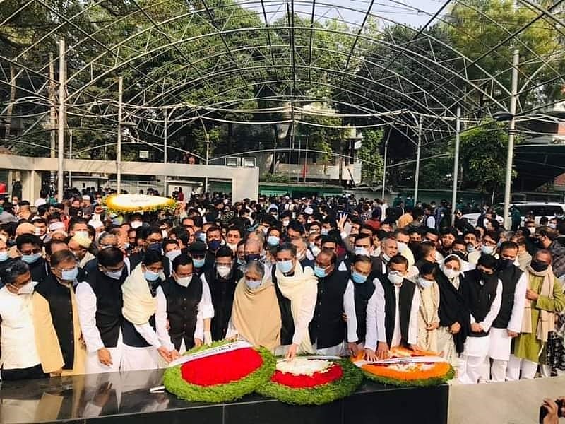 শহীদ বুদ্ধিজীবী দিবস উপলক্ষে বঙ্গবন্ধুর প্রতিকৃতিতে শ্রদ্ধা জানান আওয়ামী লীগের নেতারা