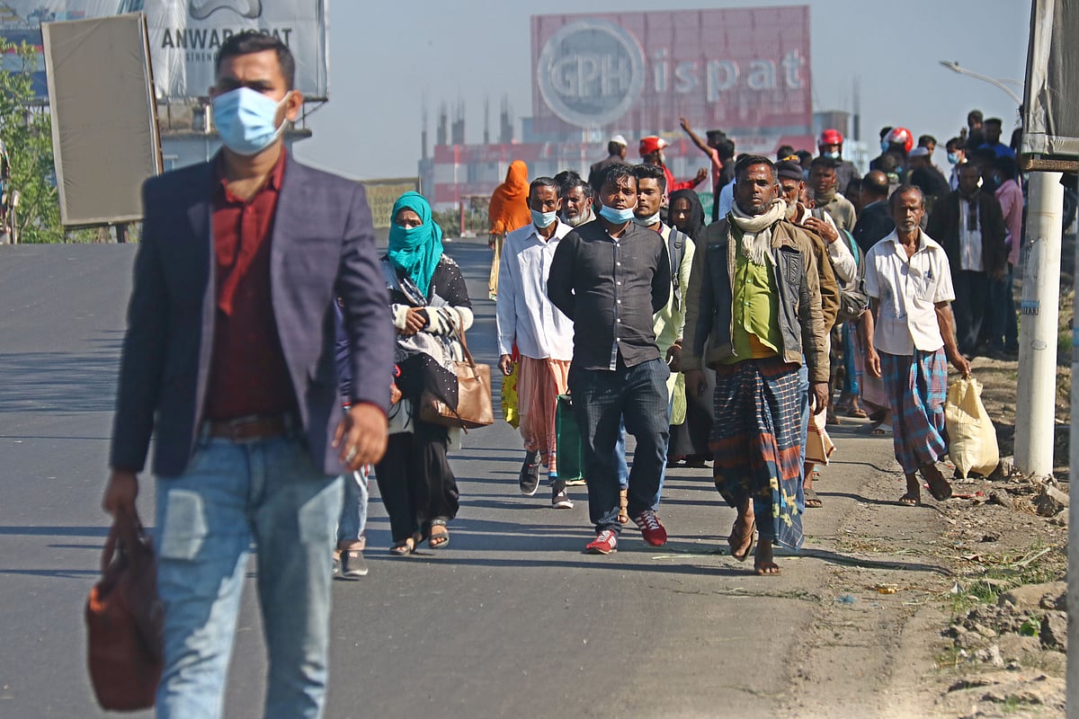 ধর্মঘটের কারণে যান চলাচল না করায় বিপাকে পড়েছেন সাধারণ মানুষ। গাড়ি না পেয়ে অনেকে পায়ে হেঁটে গন্তব্যে যাচ্ছেন। মঙ্গলবার ঢাকা-সিলেট মহাসড়কের হুমায়ুন রশীদ চত্বরে