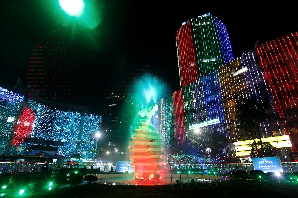 চারদিক নানা রঙের বাতিতে উজ্জ্বল। ফোয়ারার পানির ছটায় মিশেছে রঙিন আলো। মতিঝিলে জনতা জীবনবিমা এলাকা