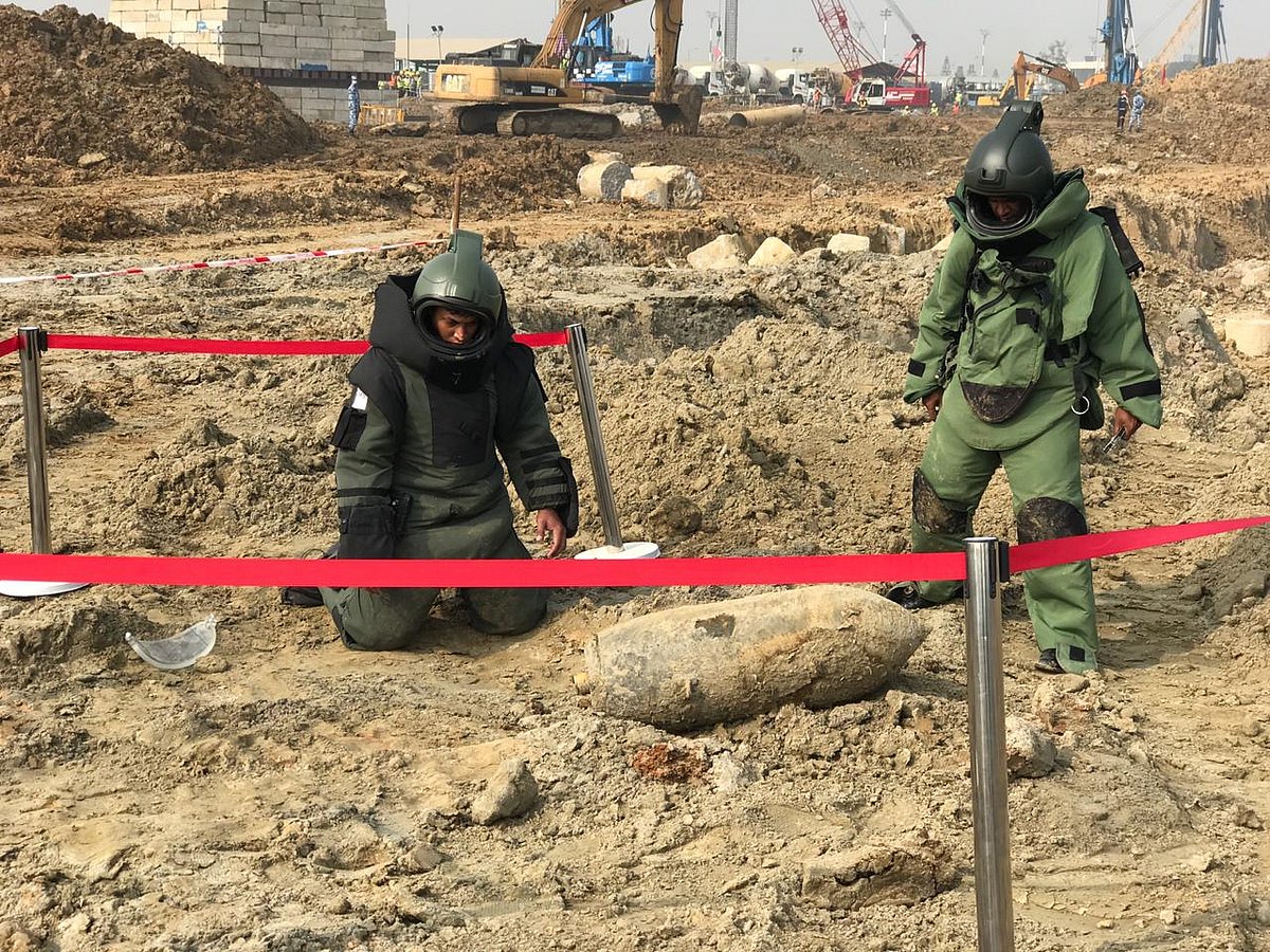 ঢাকার শাহজালাল আন্তর্জাতিক বিমানবন্দরের নির্মাণাধীন তৃতীয় টার্মিনালে আজ ২৫০ কেজি ওজনের একটি বোমা উদ্ধার হয়।